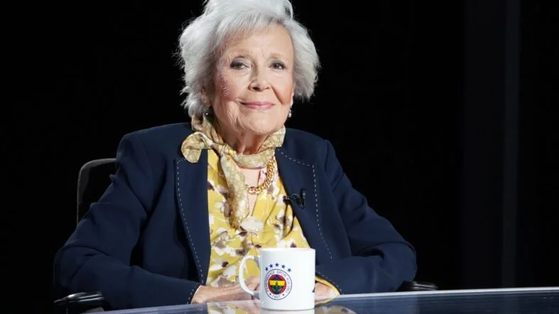 Fenerbahçe marşına hayat veren Nesrin Sipahi kimdir