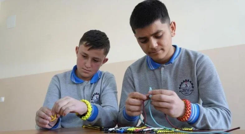 Paraşüt ipinden üretiliyor! Liseli öğrenci önce öğrendi sonra arkadaşlarına öğretti